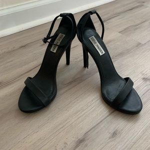 Perfect black pumps